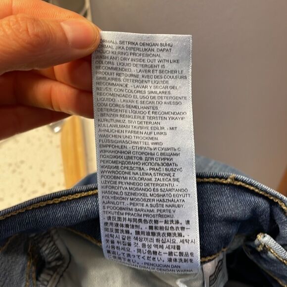 LEVI’S 314 shaping straight woman’s jeans. They are a size 28 - Picture 15 of 16